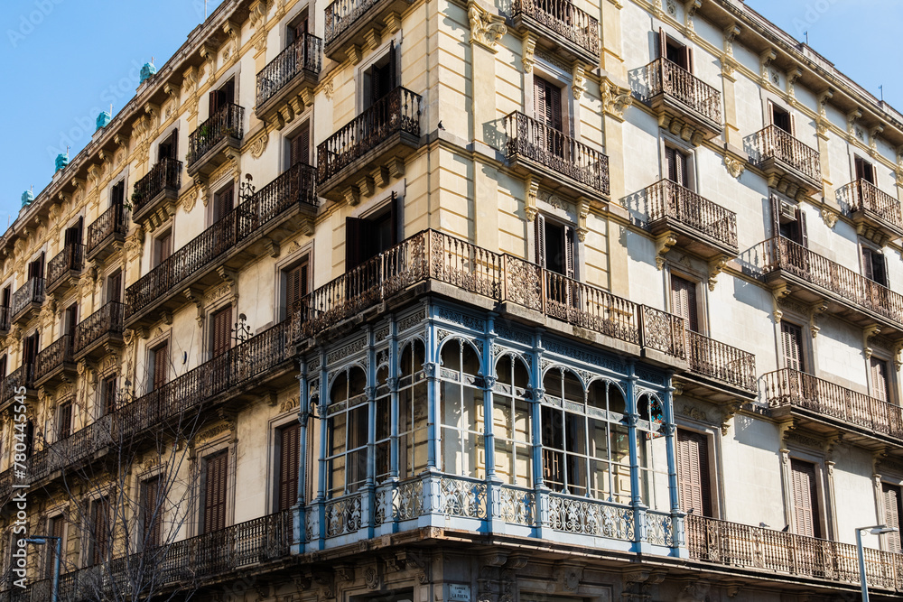 Jugenstil Balkon an einer Hausfassade im Stadtteil El Born von Barcelona