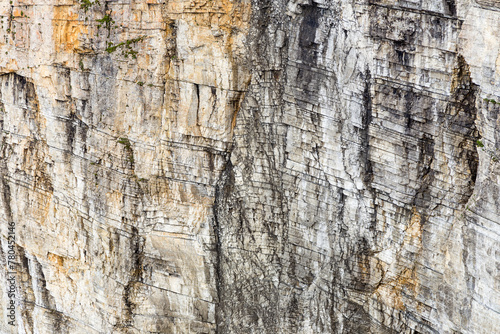 Foto Strates de calcaires dans la paroi d'une falaise montrant l'alternance des couches, présence de failles