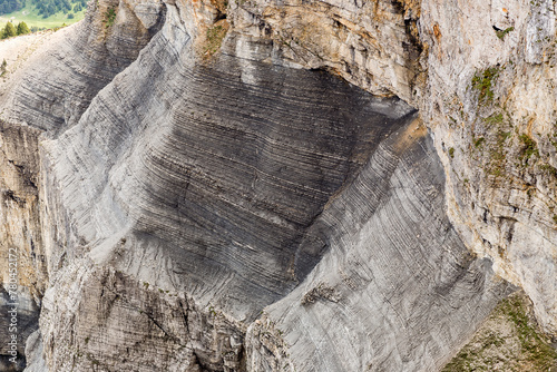 Strates de marnes et de calcaires dans la paroi d'une falaise montrant l'alternance des couches. Faciès marno-calcaire du Barrémien photo