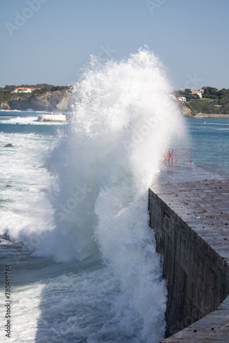 Quadro su tela huge splash of wave against dike in Socoa, basque country