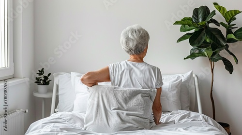Donna anziana in ospedale vista di spalle photo