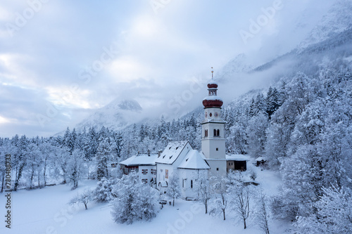 Kirche in Gnadenwald im Karwendel im Winter