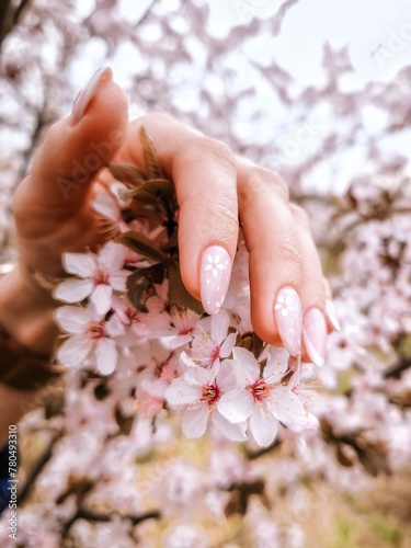 Obraz na płótnie hands with flowers w salonie