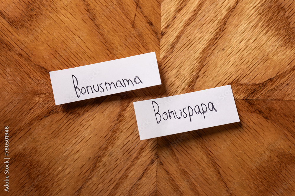 Bonuseltern - Zettel mit Handschrift auf Holz Bonuseltern - Zettel mit Handschrift auf Holz