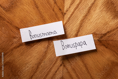 Bonuseltern - Zettel mit Handschrift auf Holz