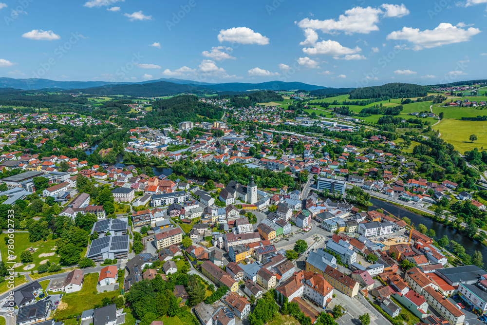 Die niederbayerische Kreisstadt Regen im Bayerischen Wald im Luftbild