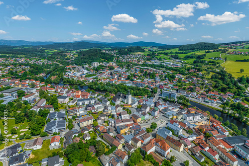 Die niederbayerische Kreisstadt Regen im Bayerischen Wald im Luftbild