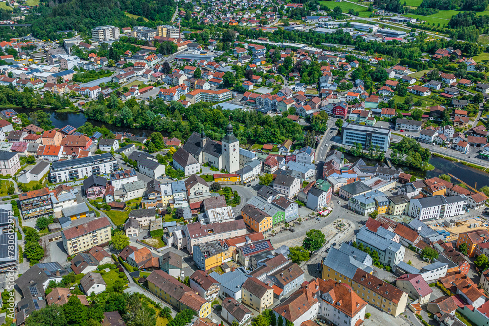 Die niederbayerische Kreisstadt Regen im Bayerischen Wald im Luftbild