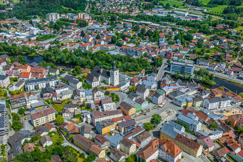 Die niederbayerische Kreisstadt Regen im Bayerischen Wald im Luftbild