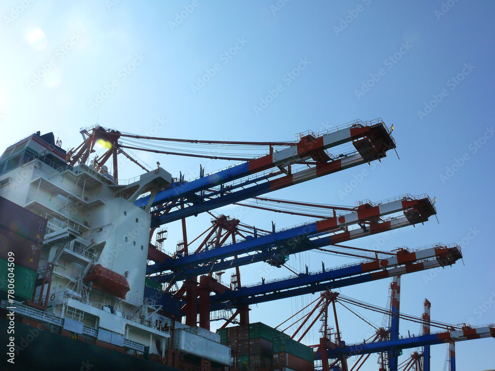Containerschiff mit Containerkränen Containerschiff mit Containerkränen