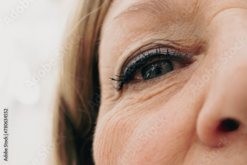 Rughe e invecchiamento precoce della pelle, segni del tempo, età avanzata di una donna photo