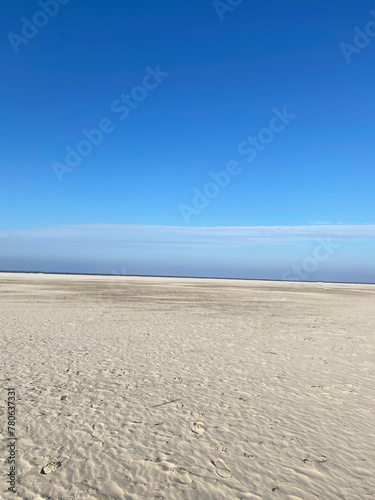 Fototapeta Naklejka Na Ścianę i Meble -  快晴の青空と白い砂浜