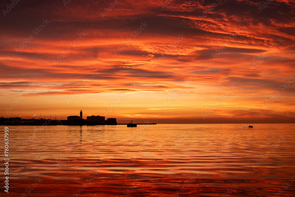 Tramonto sul mare visto dal molo Audace, città di Trieste, Friuli Venezia Giulia Tramonto sul mare visto dal molo Audace, città di Trieste, Friuli Venezia Giulia