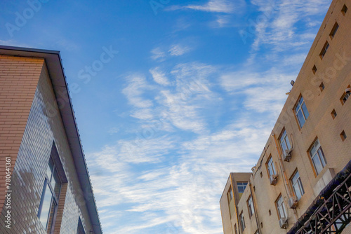 The partial shape of buildings under the background of blue sky and white clouds