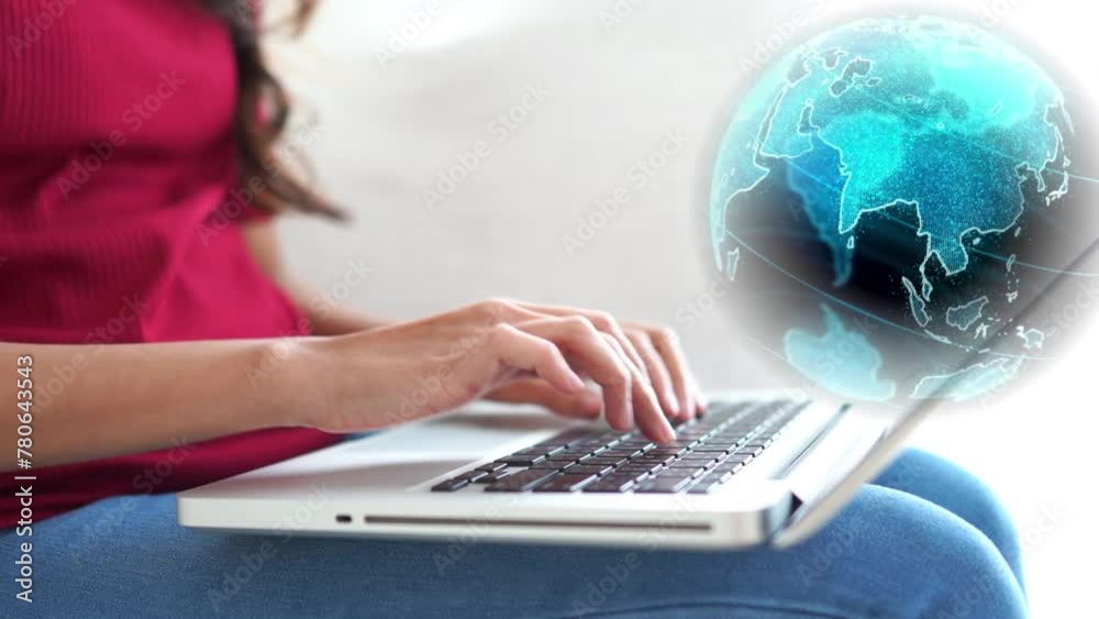 Mujer de negocios escribiendo en su laptop. Se ven sus manos tipeando sobre el teclado. Globo terráqueo girando encima de su computador. Mujer comunicándose con sus clientes y contactos del mundo.
