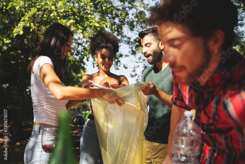 Canvas-taulu Group of friends committed to the environment - young people happily participate in a clean-up, ensuring their outdoor gathering leaves no trace behind