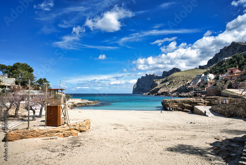 Typische Bucht und Strand in Mallorca mit Blick auf das Meer