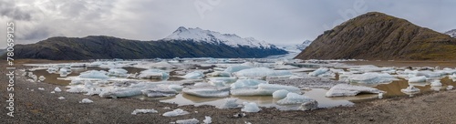 Fotografi Landscape in panorama format with the glacial lake Heinabergslón full of iceberg