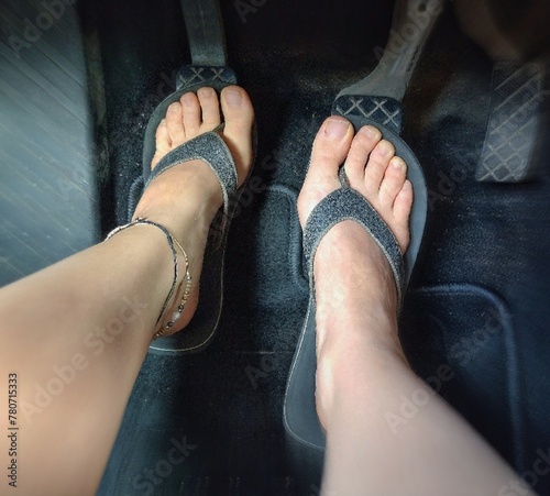 Obraz na płótnie Fußansicht - Frau mit flip flops im Auto beim bremsen