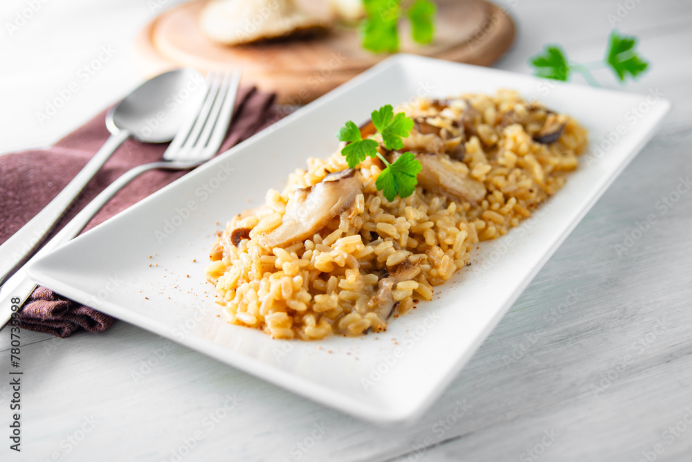 Piatto di risotto ai funghi, alimentazione vegetariana Piatto di risotto ai funghi, alimentazione vegetariana