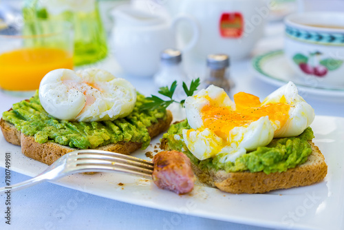 Bilde på lerret Fresh smashed avocados on wholemeal toast topped with organic poached eggs with
