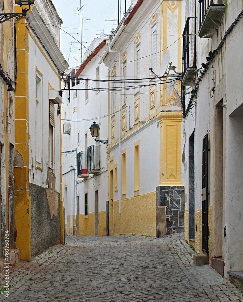 Φωτογραφία Typical narrow, historic streets in the old town of Elvas, Alentejo - Portugal