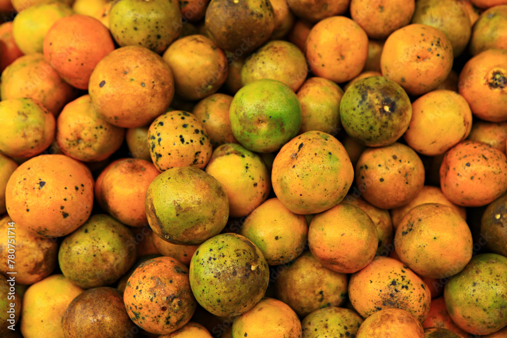 Tangerine fruit is sold in the fresh market of Thailand, the tangerine is a type of citrus fruit that is orange in color Tangerine fruit is sold in the fresh market of Thailand, the tangerine is a type of citrus fruit that is orange in color