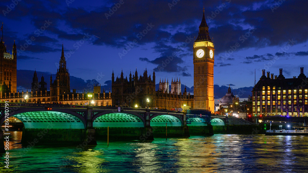 Φωτογραφία Night at Westminster Bridge and Elizabeth Tower with reflection in  River Thames