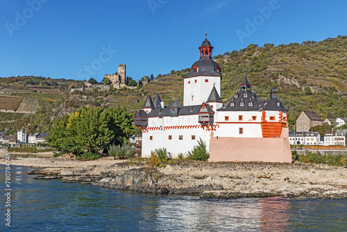 Die Zollburg Pfalzgrafenstein auf einer Insel im Rhein, dahinter die Burg Gutenfels und die Altstadt von Kaub  in Rheinlandpfalz, Deutschland