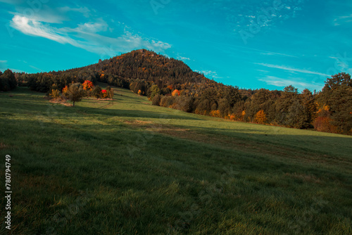 Jesienna wiejska sielanka w miejscowości Karpniki w Rudawy Janowickie, Krzyżna Góra, w górach sokolich.