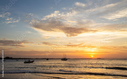 Sol na linha do horizonte em um pôr-do-sol no litoral do nordeste brasileiro em um entardecer de verão. 