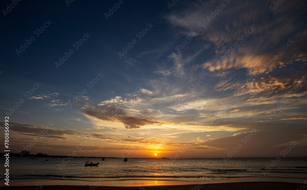 Obraz premium Sol na linha do horizonte em um pôr-do-sol no litoral do nordeste brasileiro em um entardecer de verão. 