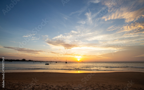 Sol na linha do horizonte em um pôr-do-sol no litoral do nordeste brasileiro em um entardecer de verão. 
