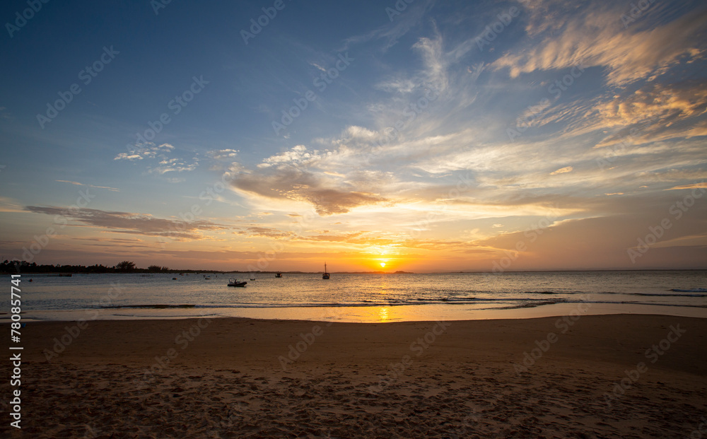 Sol na linha do horizonte em um pôr-do-sol no litoral do nordeste brasileiro em um entardecer de verão. Sol na linha do horizonte em um pôr-do-sol no litoral do nordeste brasileiro em um entardecer de verão.