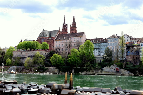Das Münster über dem Rhein in Basel