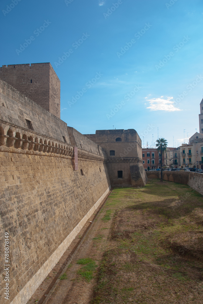 Bari, Castello Svevo, fossato senza acqua, cielo sereno