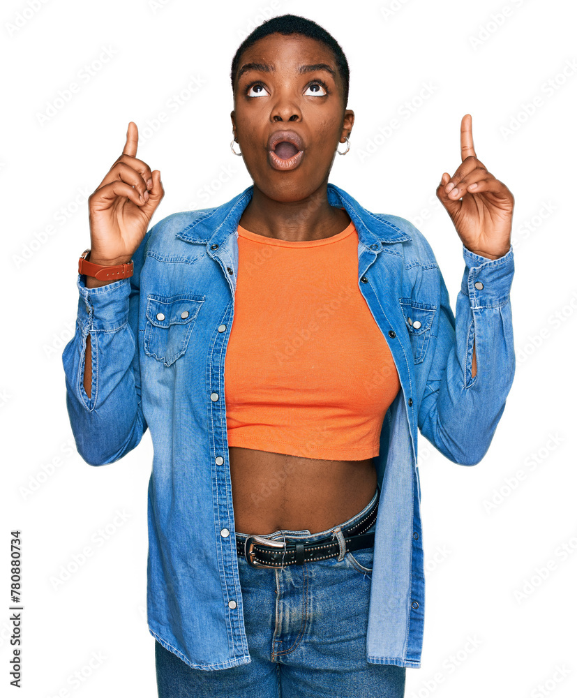 Φωτογραφία Young african american woman wearing casual clothes amazed and surprised looking up and pointing with fingers and raised arms