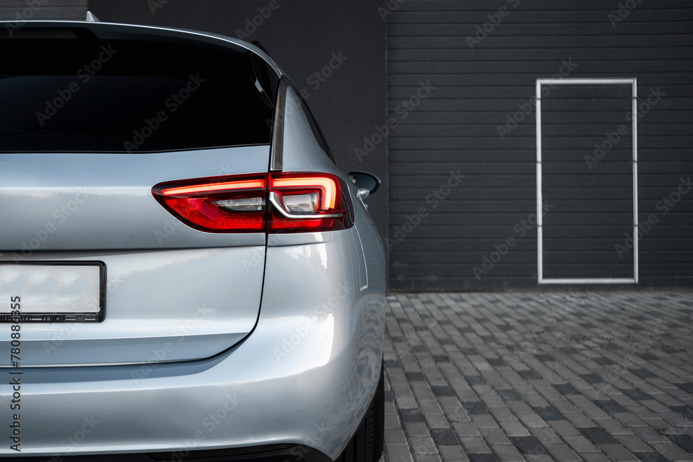 Stylish, spacious family car, that feels pretty posh with beautiful wheels and a large chrome grille. Exterior details. Stylish, spacious family car, that feels pretty posh with beautiful wheels and a large chrome grille. Exterior details.