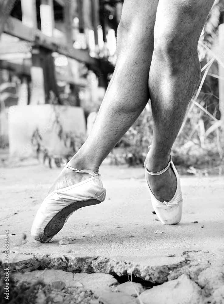 Bailarín masculino realizando danza contemporánea en el Día Internacional de la Danza.