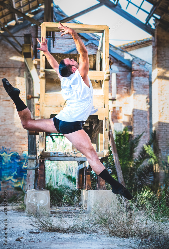 Bailarín masculino realizando danza contemporánea en el Día Internacional de la Danza.