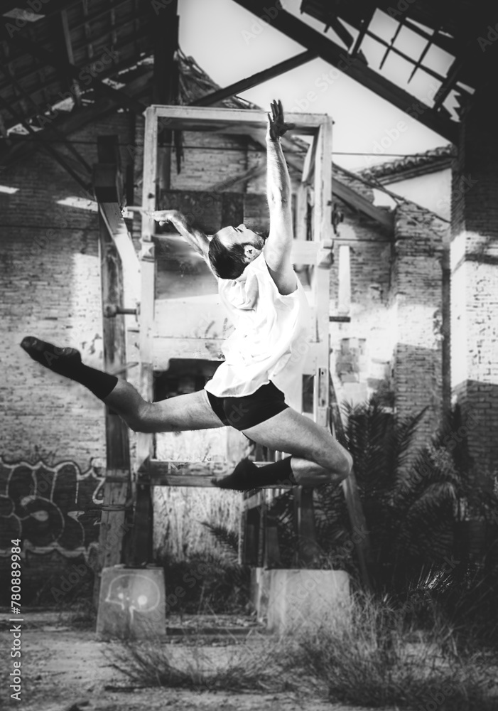 Bailarín masculino realizando danza contemporánea en el Día Internacional de la Danza.