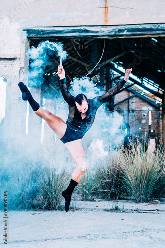 Bailarín masculino realizando danza contemporánea en el Día Internacional de la Danza.  photo