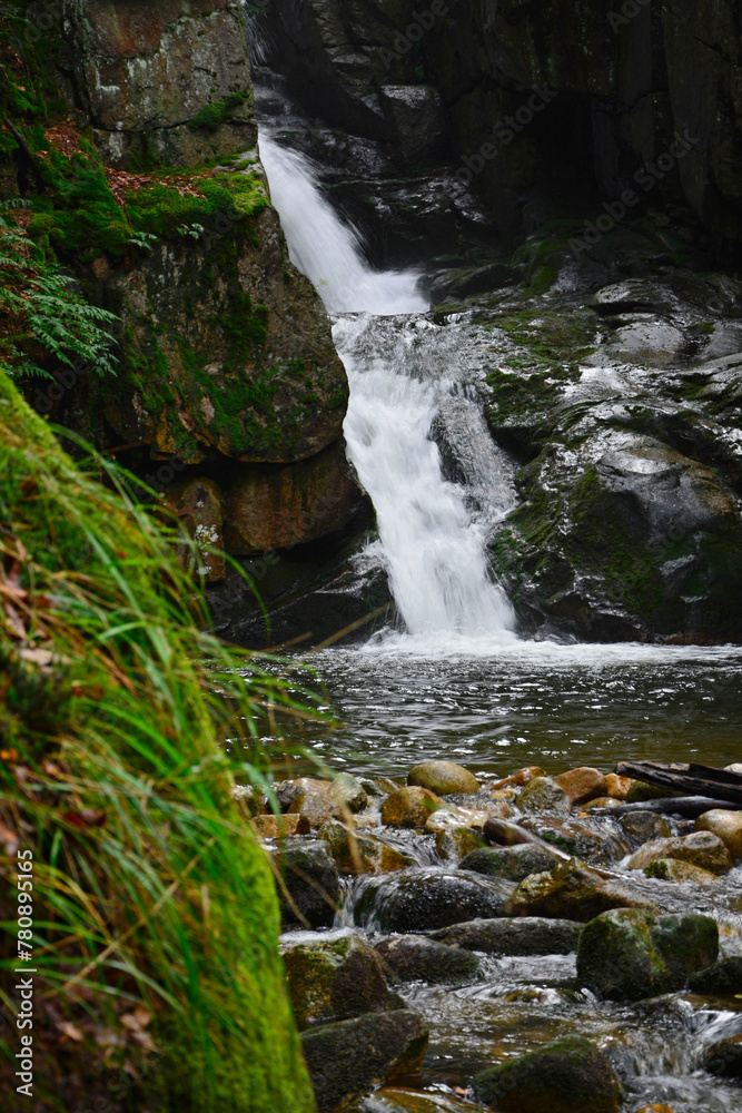 Fototapeta premium wodospad górski, krajobraz z wodą, ruch zamrożony, pluskająca woda, woda, płynąca woda, strumień, waterfall, water, flowing water, stream, 