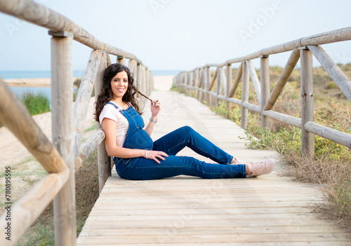 Joven mujer disfrutando de su embarazo como madre primeriza. 