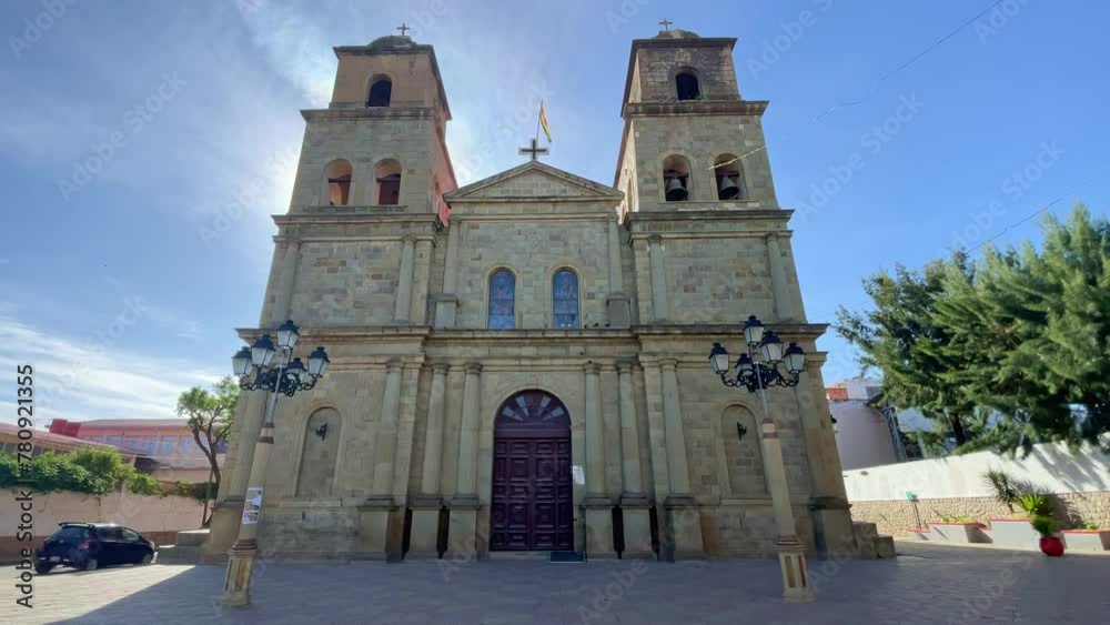 Paneo ascendente de Iglesia Catedral de Tarija 