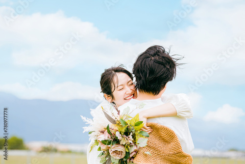 Plakat w ramie リゾートウェディング・ガーデンウェディングをするカップル・夫婦 