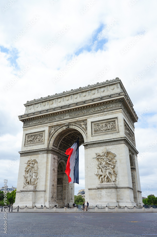 パリにある大きな門で有名な凱旋門