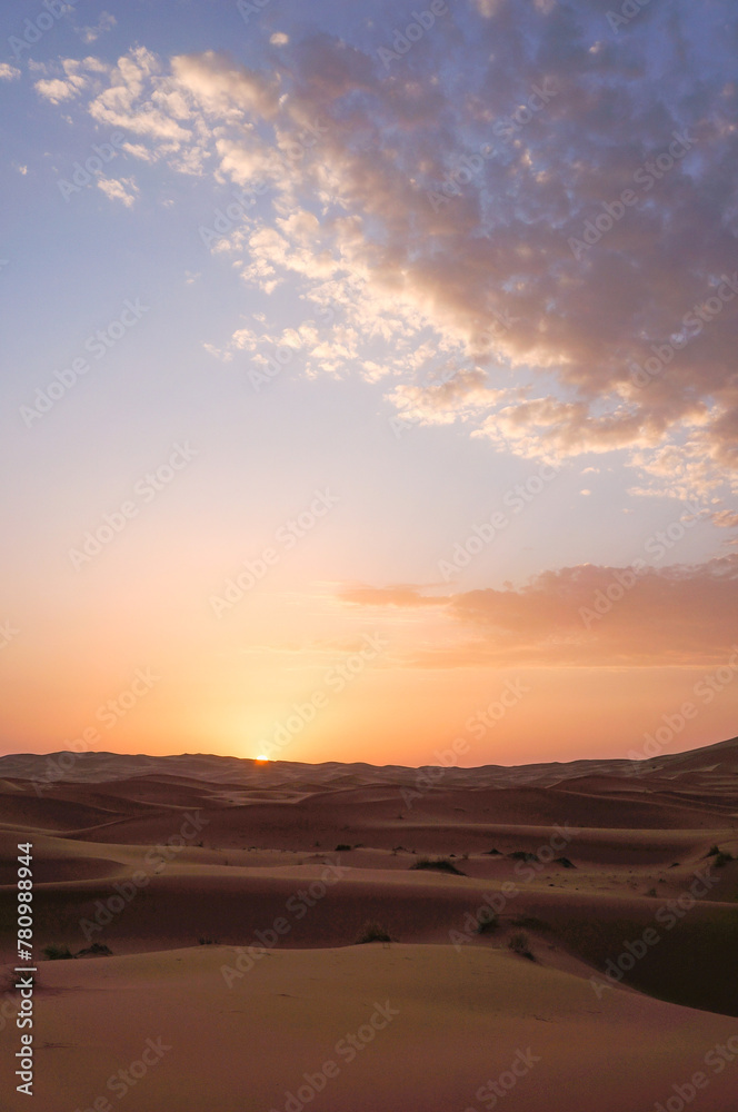 日が昇る砂漠の風景