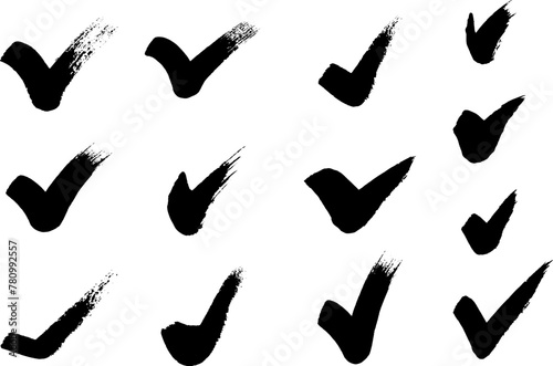 筆で手書きしたチェックマークのセット