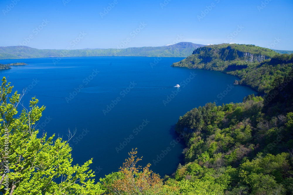 新緑の十和田湖と観光船